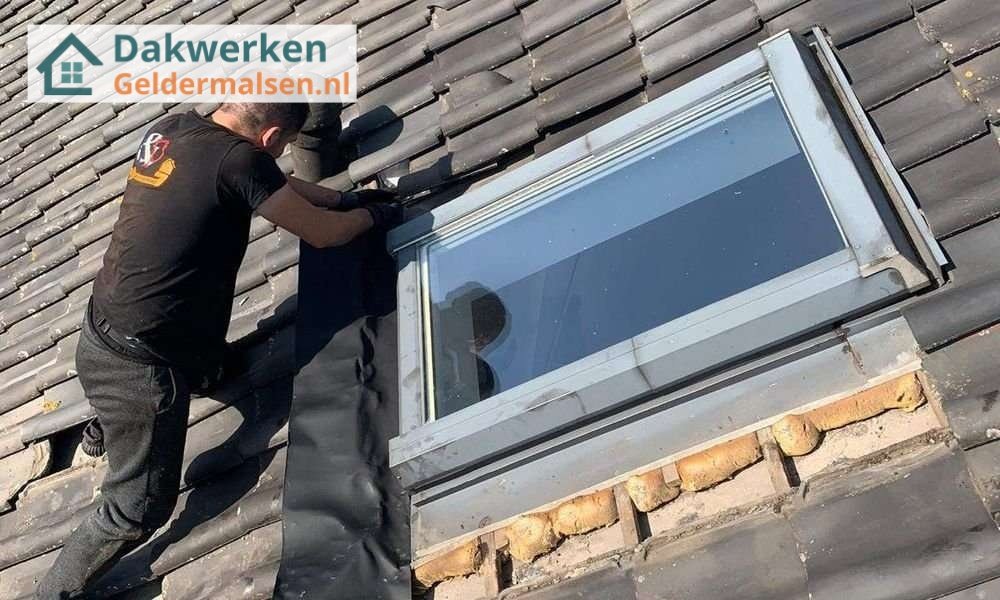 Dakreparatie met een dakraam Dakreparatie met een dakraam