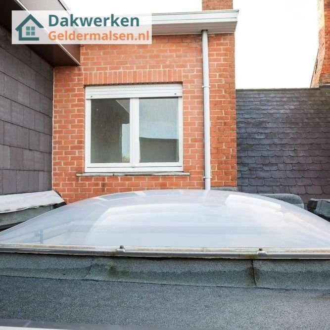 Inspectie van een plat dak met lichtkoepel Inspectie van een plat dak in landgraaf met lichtkoepel