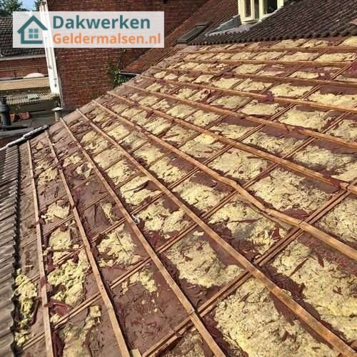 Oude dakisolatie verwijderen en nieuwe plaatsen Oude dakisolatie verwijderen en nieuwe plaatsen