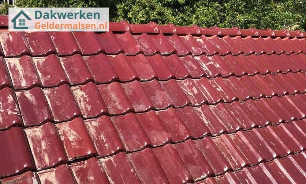 Rood pannendak aangelegd door dakdekker Rood pannendak aangelegd door dakdekker